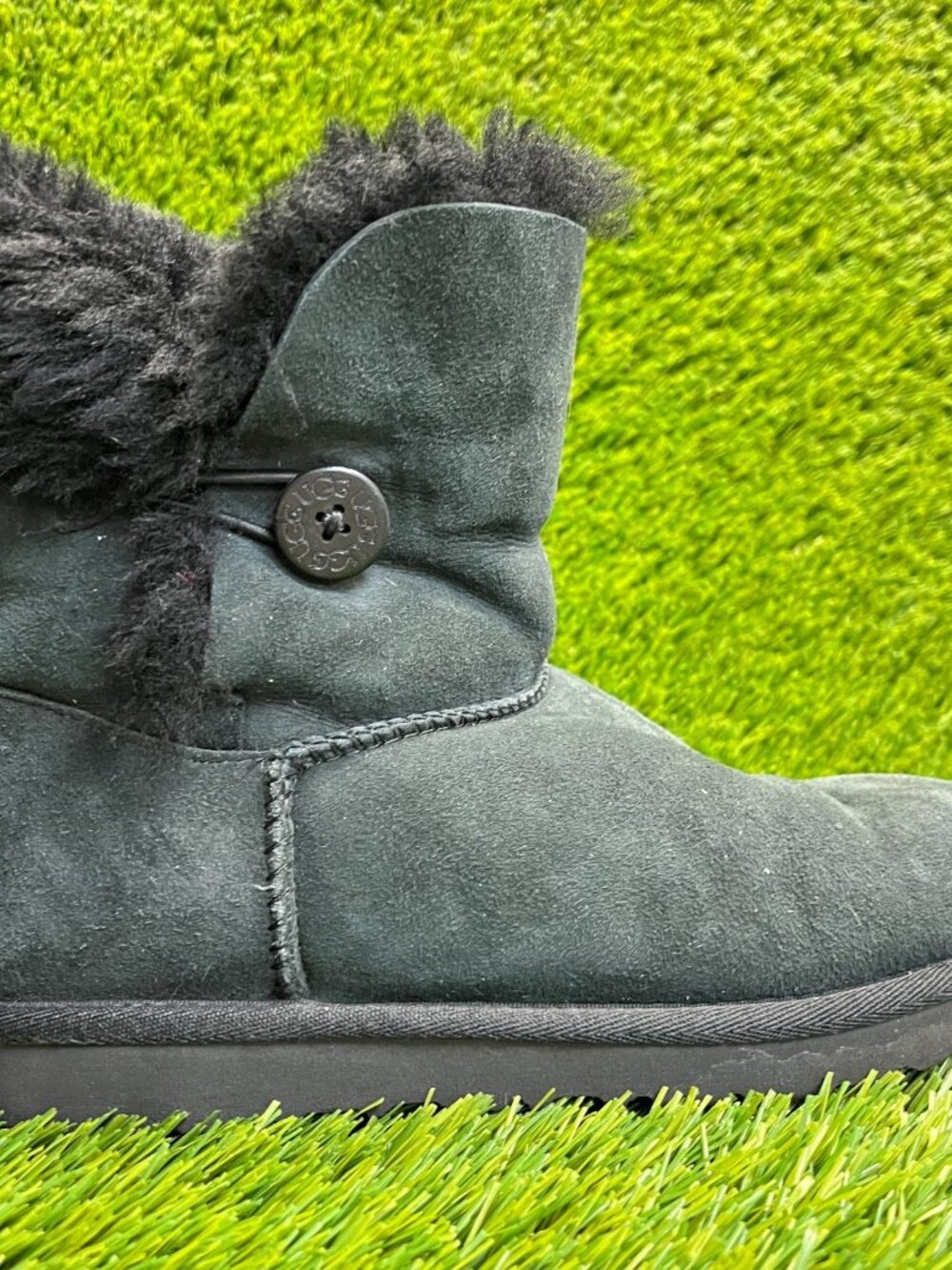 UGG Bailey Button II Girls‎ Size 5Y Black Outdoor Suede Sheepskin Snow Boots